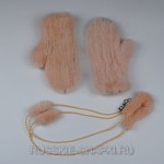 Персиковые варежки из вязаной норки